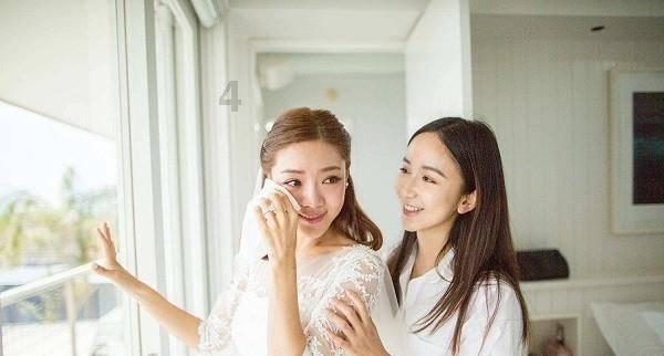 58岁张卫健彩排突发意外,被钢琴砸在身上,惊险意外画面曝光